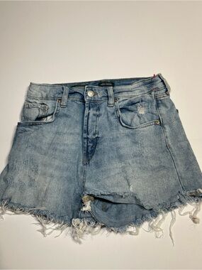Light Wash Frayed Hem Denim Shorts